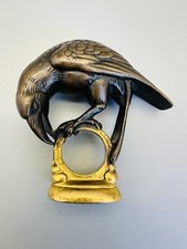 Sehr selten Bronzene zusammengerollte Krähe auf einem goldenen Ring signiert