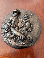 Dekoratives Metall-Relief – Wandplakette mit Frau und Putto