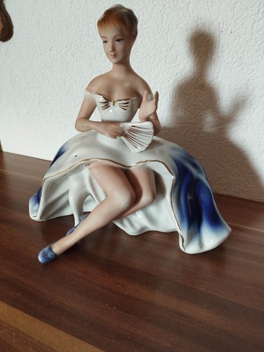 Ballerina sitzend von - , crown