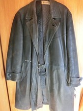 alter schwerer dunkler Ledermantel