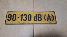 Schild 90 - 130 dB A