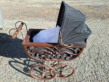 Alter Puppenwagen mit