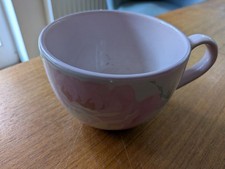 große rosa Kaffeetasse mit Blumendekor