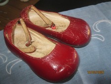alte puppen schuhe in rot