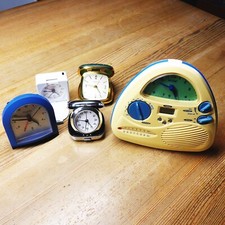 ungewöhnliches Konvolut: 4 Wecker und ein interessantes RADIO-alles funktioniert