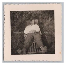Mann schläft auf Klappstuhl - Socken - altes Foto 1950er