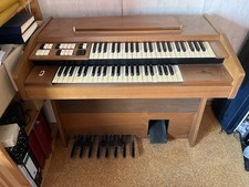 Orgel der Firma Wurlitzer mit Sitzbank  