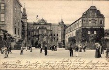 Ak Dessau in Sachsen Anhalt, Herzogliches Schloss, Menschen in n... - 4933413