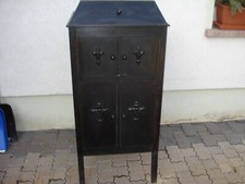 Grammophonschrank mit 10 Schellackplatten