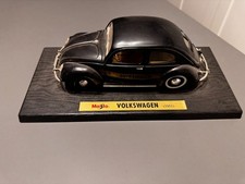 VW Käfer „Brezel“ 1951 von Maisto, schwarz, auf Präsentationssockel