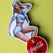 COCA COLA Pin Up Matrosin Tür Emailschild Atlanta Limonade Green Bottle MAKELLOS