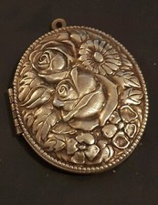 Grosses, altes Messingmedaillon mit Blütenmuster  (4,7X4cm) SELTEN!