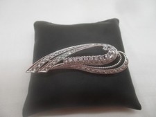 925 Silber – Designer Damen Brosche „Schleife mit Schmucksteinen“ (K20)