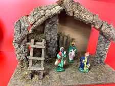 Weihnachtskrippe aus Holz und Rinde mit den heiligen drei Königen