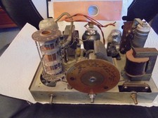 Chassis vom Volksempfänger "VE 301 GW" mit Röhren (AEG).