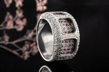 Ring mit Diamanten und Pink