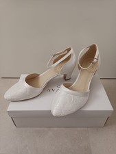Brautschuhe der Marke Avalia