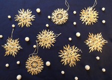 Strohsterne als Schneeflocken