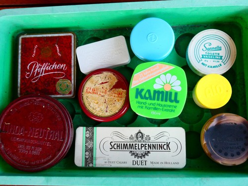Alte dosen und schachteln - und,