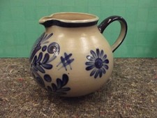 Schenkkanne, kräftig,  schwer, Steinzeug, grau-blau bemalt, gemarkt