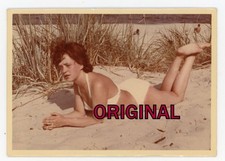 Orig Foto 50er in Farbe ! Schönes Mädchen im Bikini posiert am Strand