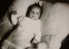 Holzminden Süßes Baby Säugling mit Stietz Haar liegt im Kissen Bett Altes Foto