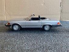 Rick´s Mercedes Benz SL R107 US silber aus der TV-Serie Magnum Umbau 1:18