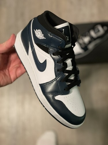 Nike air jordan mid - air,
