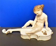 Porzellan figur Putto auf