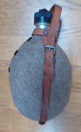 Alte feldflasche aus metall - alte,
