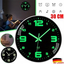 Leuchtende Wanduhr Leuchtet im