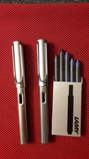 Zwei Lamy Füllhalter, graphite und silber, Feder jeweils B