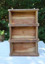 Regal aus Ziegelformen, rustikales Wandregal aus Altholz in Braun zum Hängen