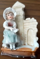 Porzellanfigur sizendes Mädchen