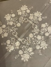 halbtransparente Tischdecke
