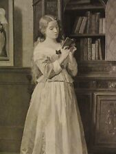 JUNGE FRAU AM BÜCHERSCHRANK -