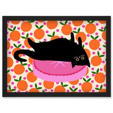 Faule schwarze Katze auf rosa