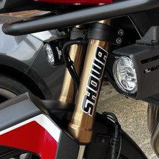 Showa Gabel Aufkleber Grafik Sticker auf Schwarz und Weiß 150mm W X 2