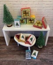 Puppenhaus 1:12 Miniatur Weihnachten: Christbaumschmuck in der Schachtel