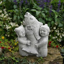 Jap. Kinder mit Koi Fisch