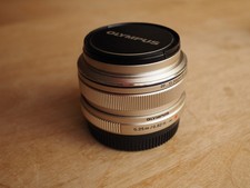 Olympus M.Zuiko Digital 17 mm F/1.8 Silber für Micro Four Thirds