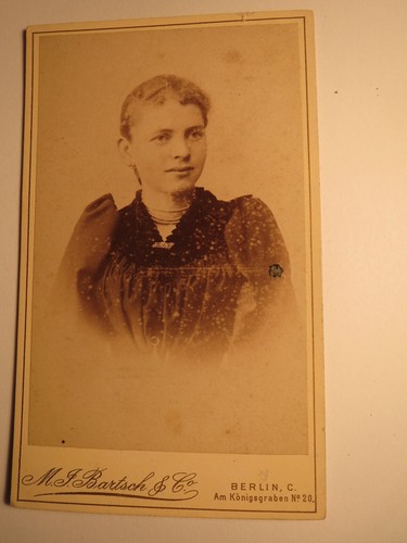 Berlin junge frau - -, portrait
