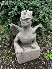 Drache auf Sockel  Gargoyle Haus Wächter aus Kunst Sandstein im Antik Look H 82