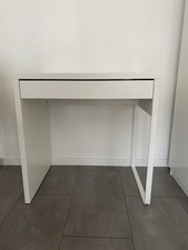 Weißer Schreibtisch mit