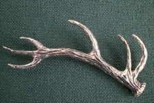 HIRSCH ABWURFSTANGE ANSTECKNADEL PIN A58 REDSTAG ANTLER