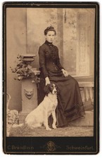 Fotografie C. Brändlein, Schweinfurt, Portrait junge Frau im Biedermeierkleid m 