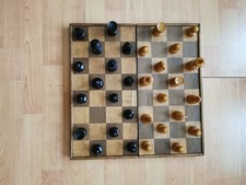 Schachbrett Holz mit Figuren