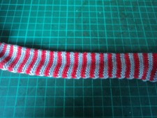 ca. 5 Meter Strickschlauch grau-rot-gestreift ca. 3,8-4 cm breit