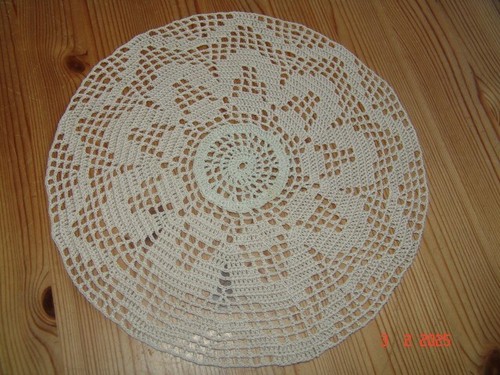 Häkeldeckchen beige rund