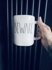 Rae Dunn Beware Weiß Kaffeebecher Schwarz Magenta US TJ TK Maxx